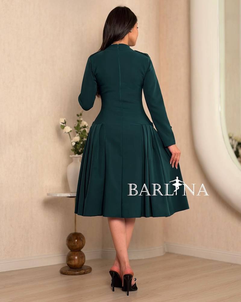 Short dress with a classic cut and side pleats