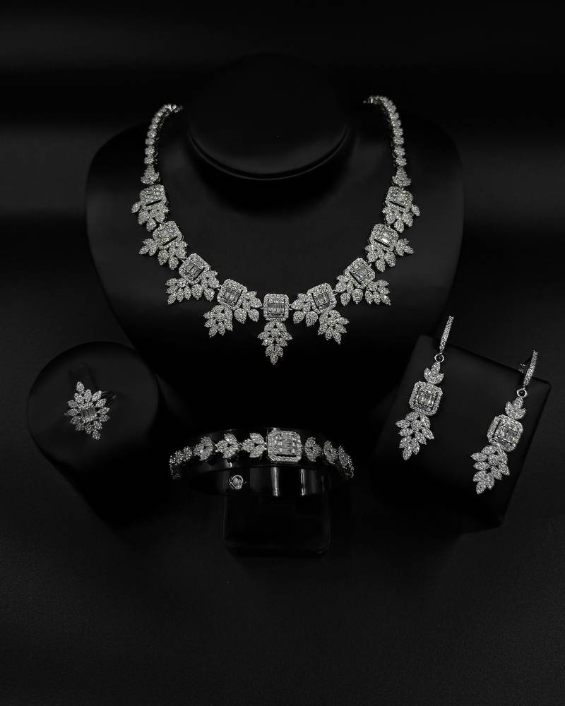 Geometric accessory set with luxurious details