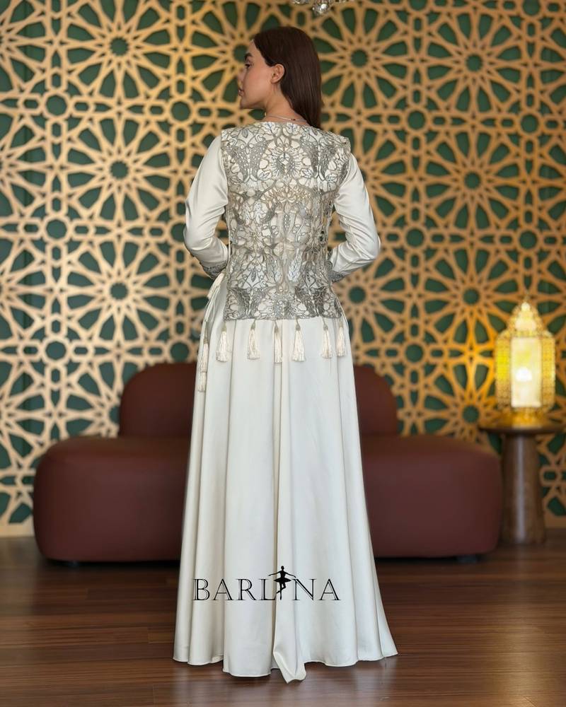Off-white jalabiya with an elegant embroidered vest