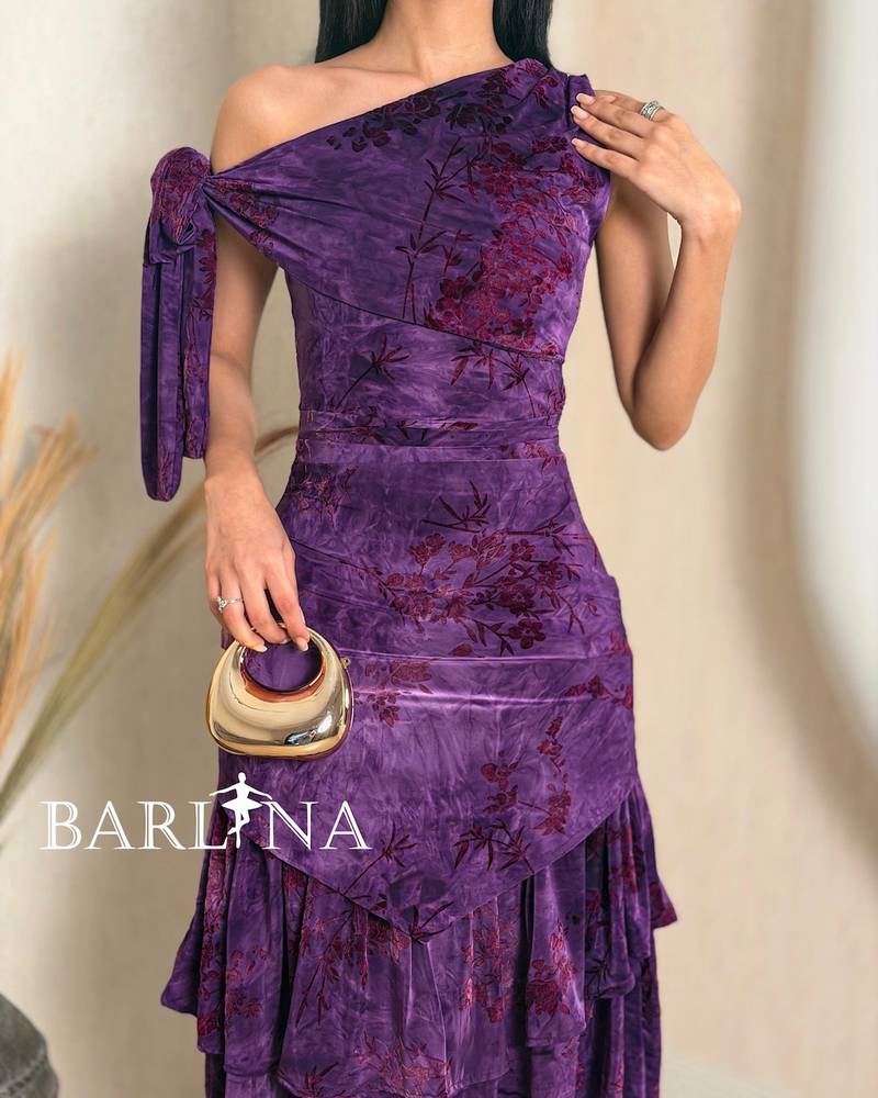 One-shoulder dress with a side knot on the shoulder