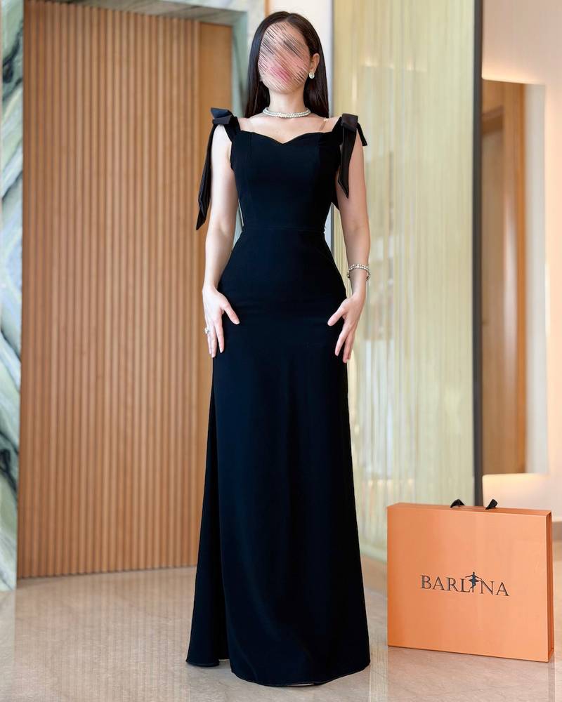 Elegant black dress with a sweetheart neckline and a bow