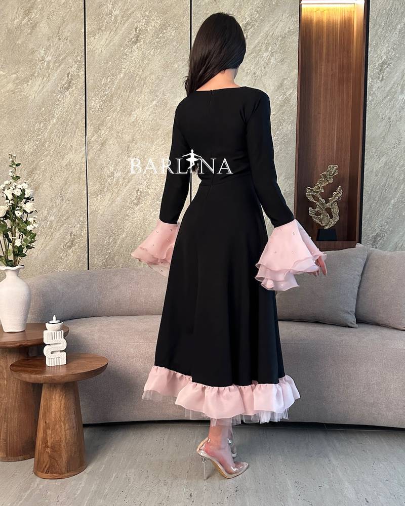 فستان أسود بأطراف ورديه مع لمسات لامعة