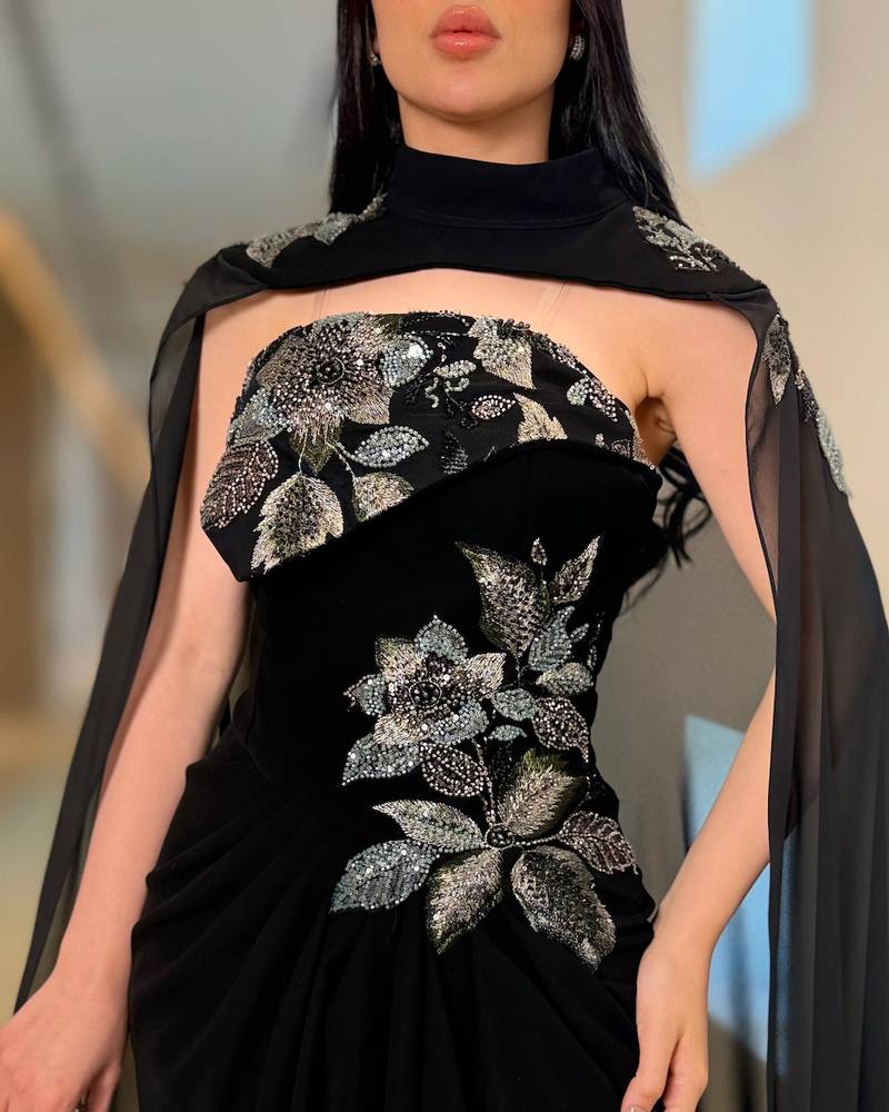 Luxurious black evening dress with sequin embroidery