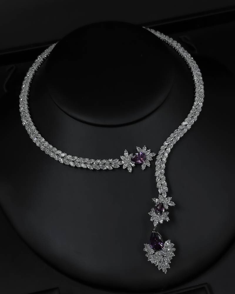 Accessory set with a pink stone in a twisted design
