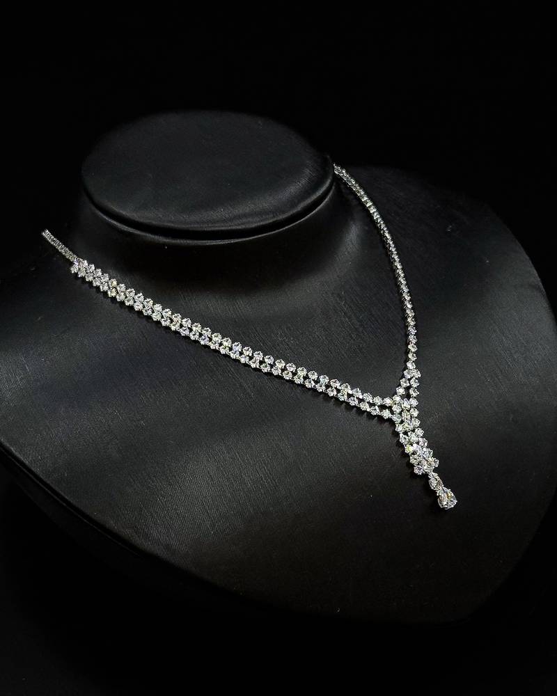Accessory set with a tiered central pendant