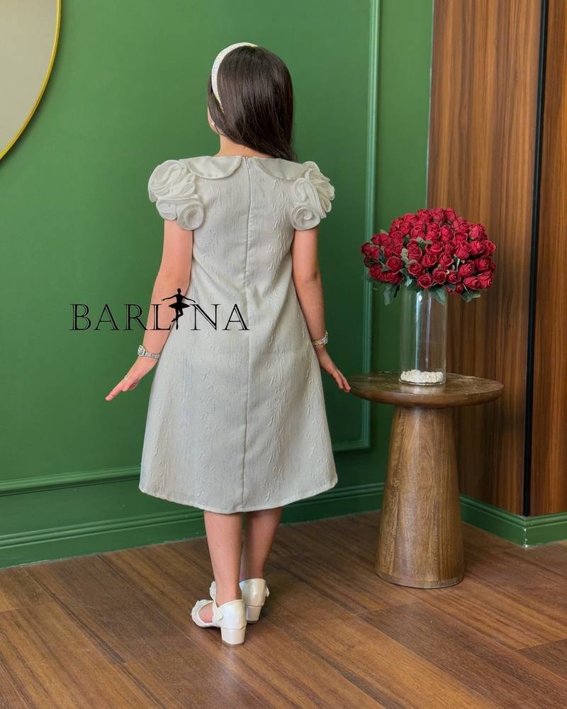 A girl's dress with a wide cut and prominent roses