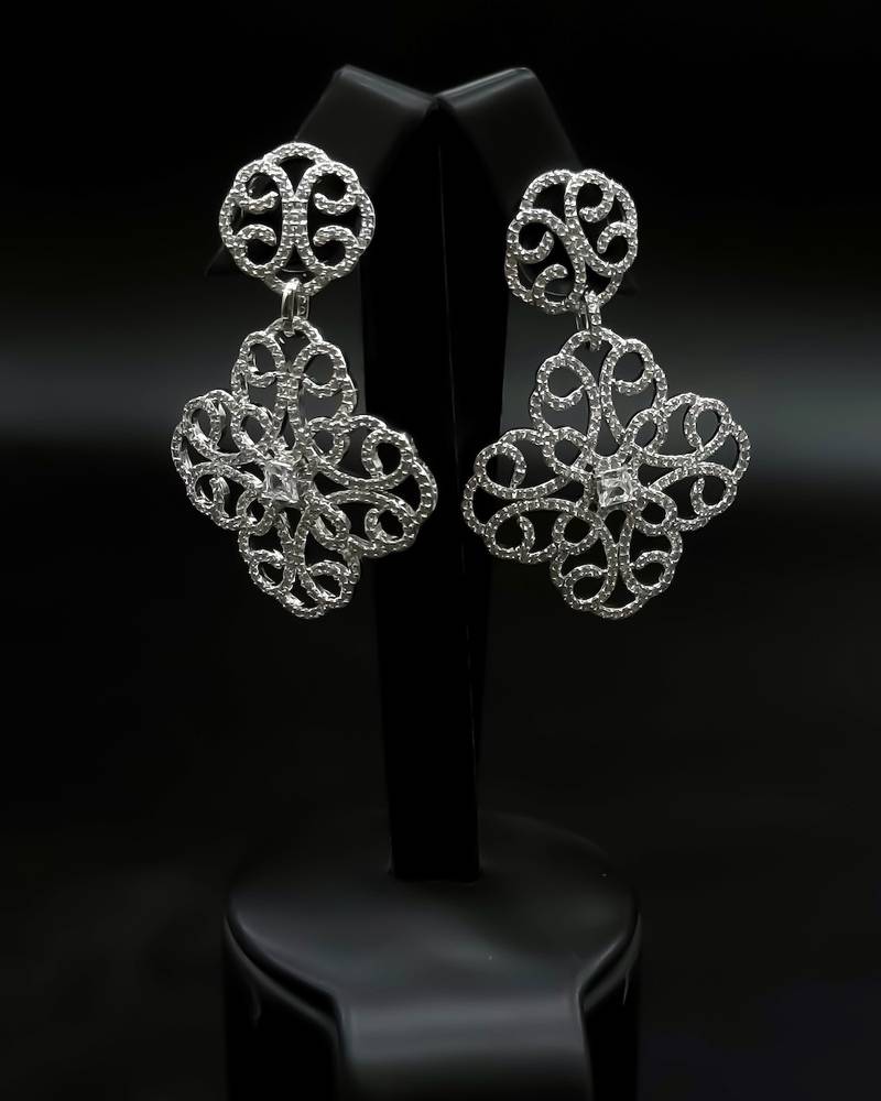 Luxurious decorative drop earrings
