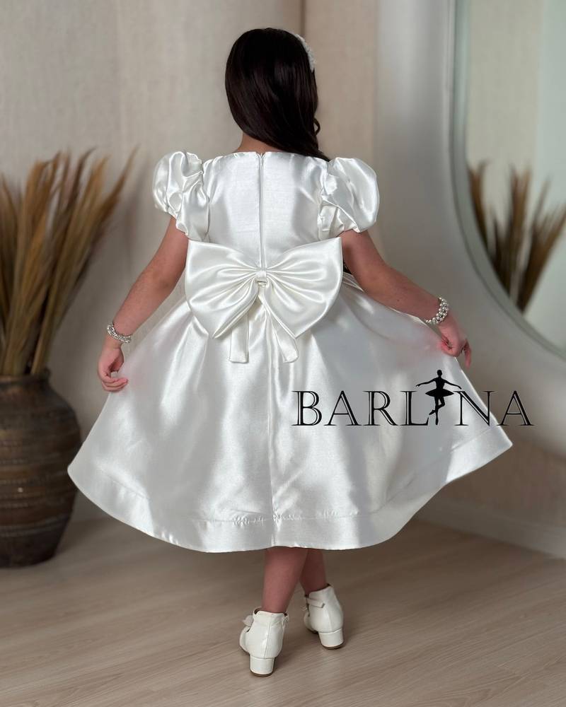 Off-white girls' dress with a royal cut