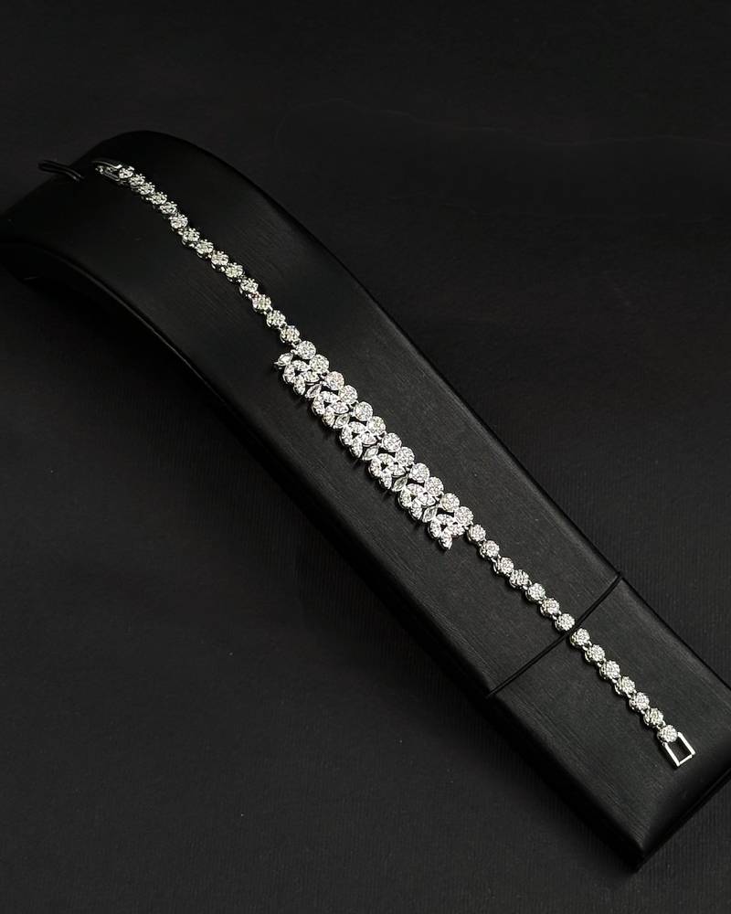 Elegant intertwined leaf design accessory set