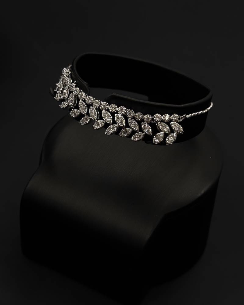 Elegant accessory set with a connected leaf design