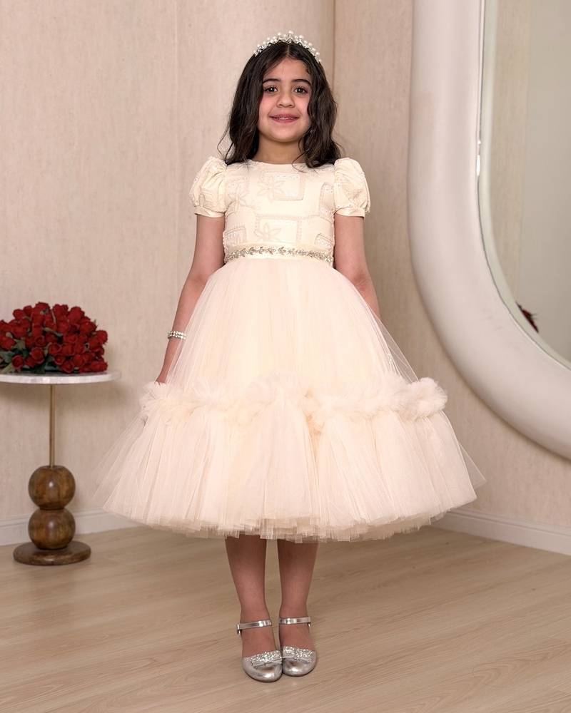 Elegant off-white girls' dress with short sleeves