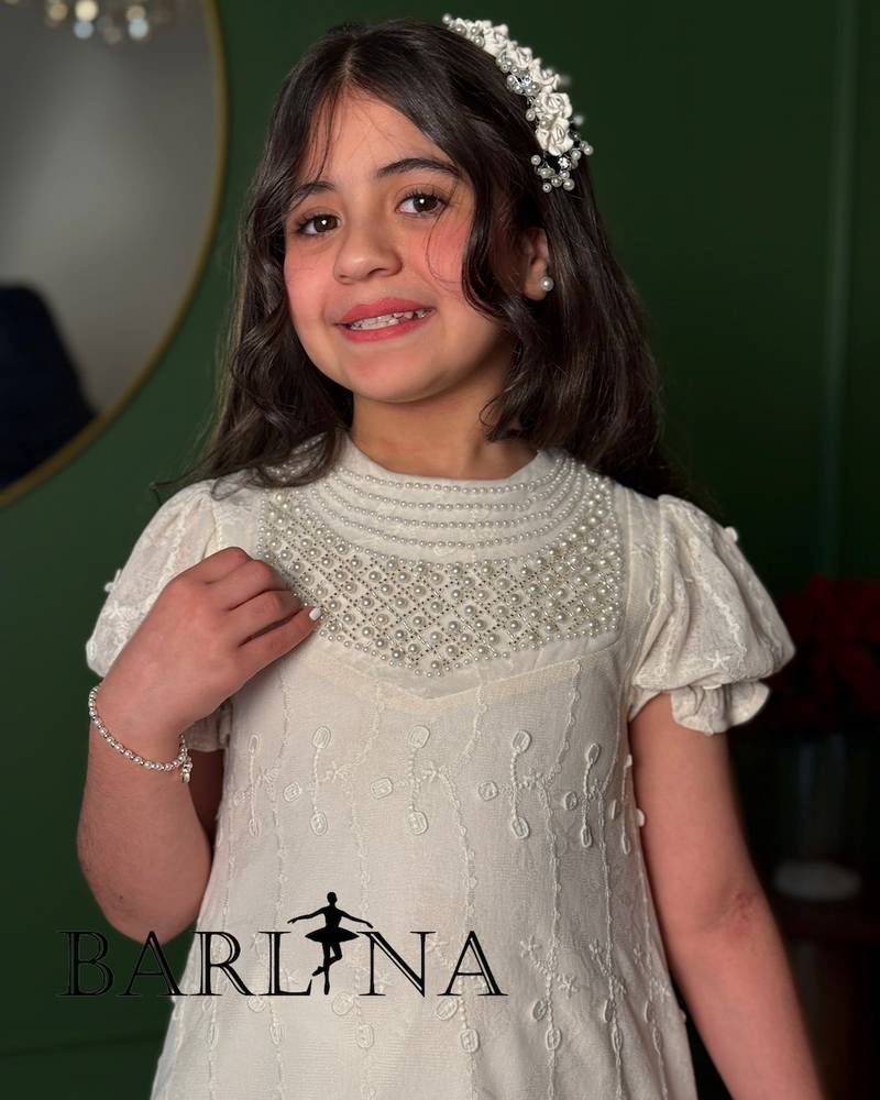 A soft girl's dress with a pearl-decorated collar