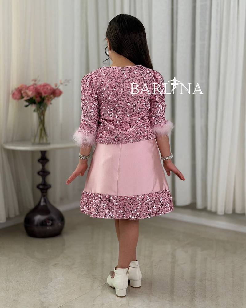 Pink sequined girls' set decorated with feathers