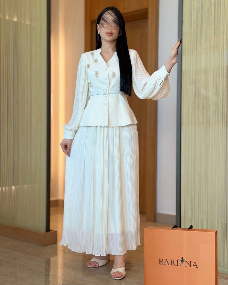 Elegant off-white outfit with a pleated georgette skirt