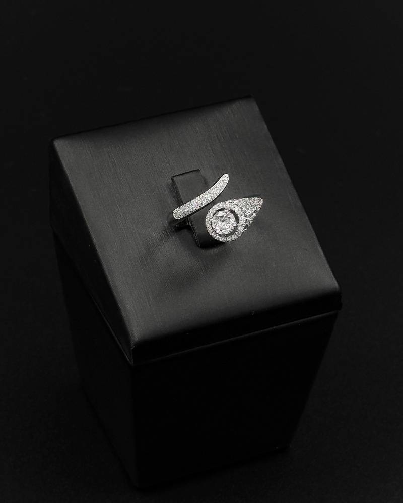 Bracelet and ring with fine details and a shiny stone in the middle