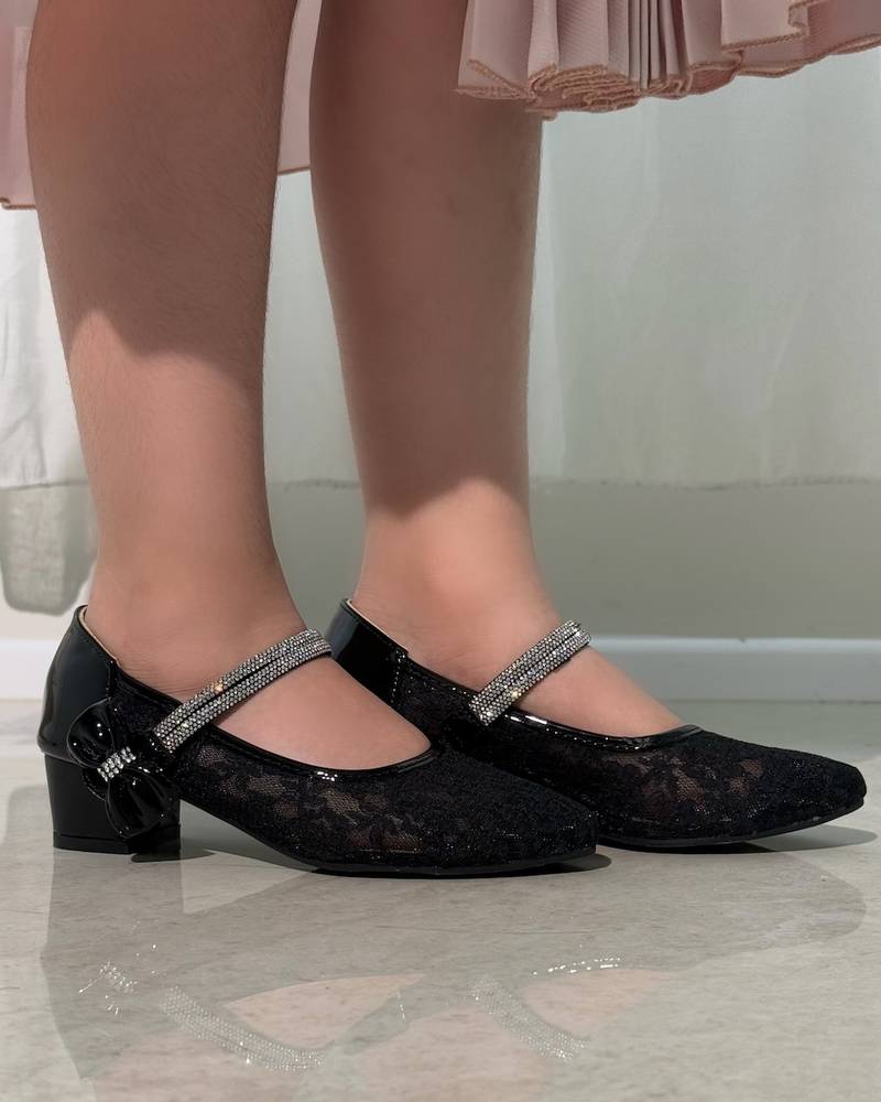 Girls' shoes with a rhinestone-studded rope and bow