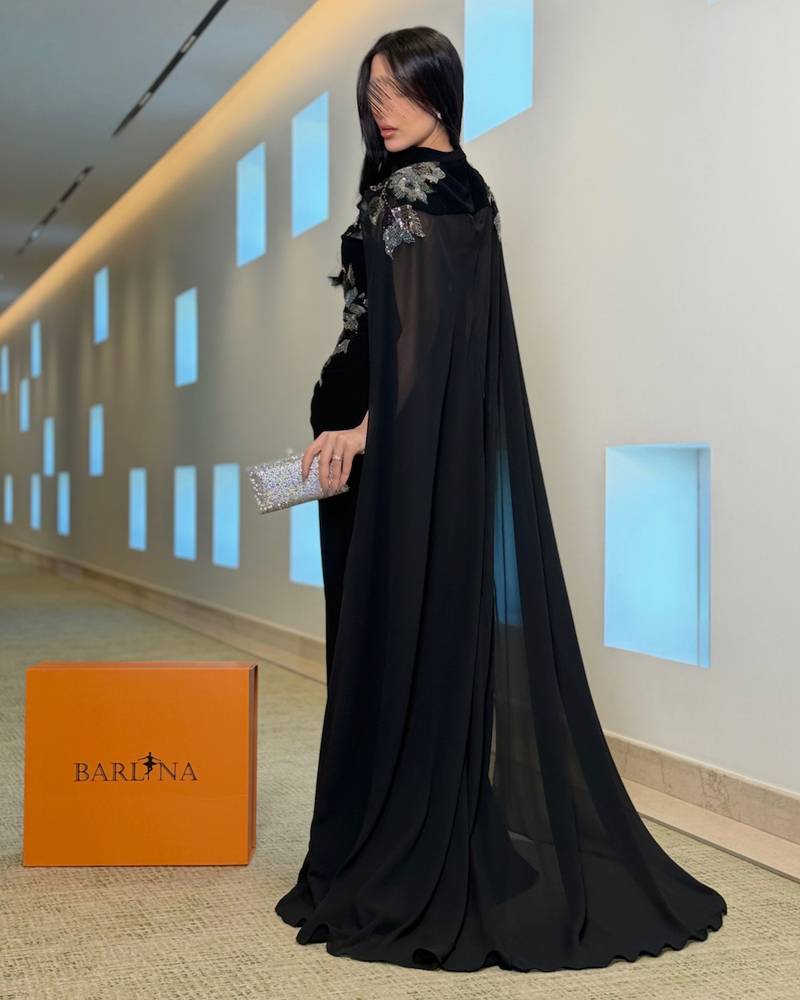 Luxurious black evening dress with sequin embroidery