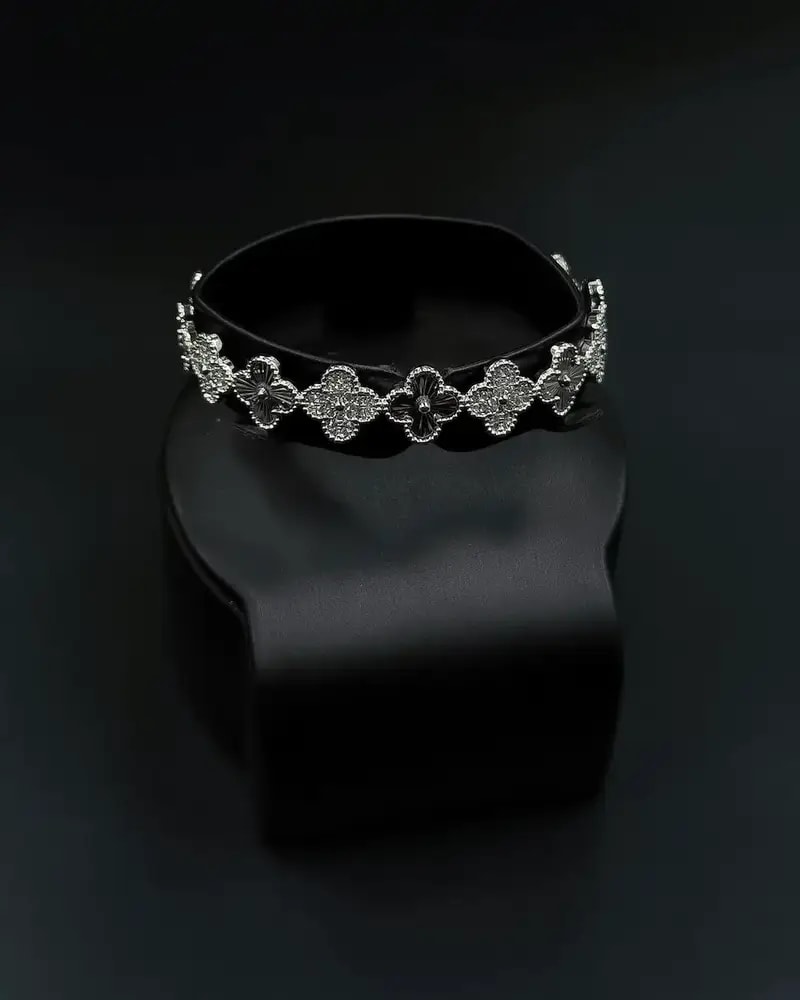 Elegant bracelet and ring with a stylish floral design