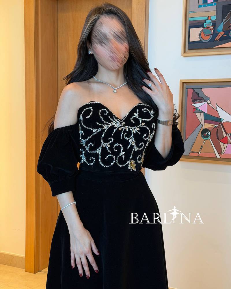 Black velvet set with a bodice embroidered with shimmering details