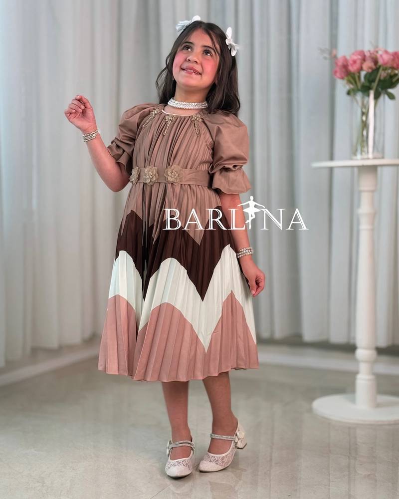 فستان بناتي بألوان متدرجة بتصميم مطوي