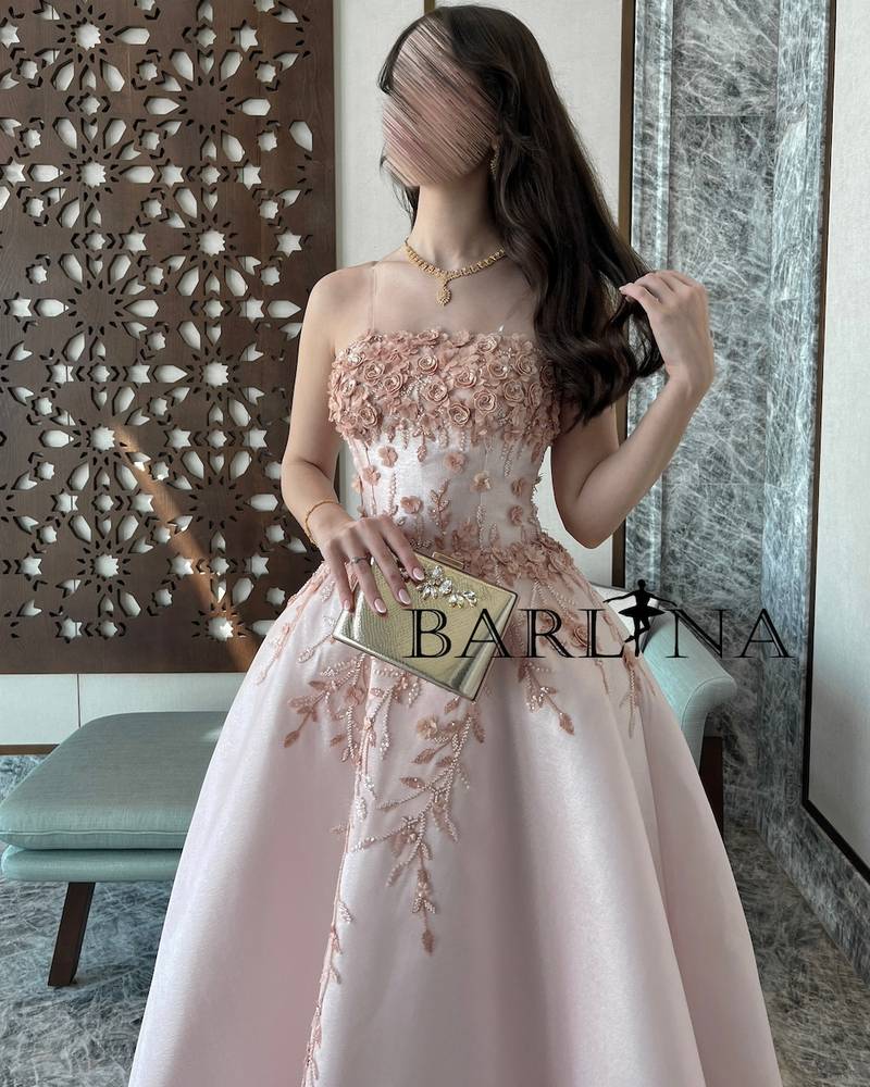 Light pink dress with open neck embroidered with roses