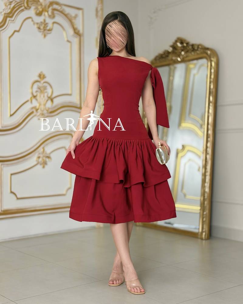 Elegant burgundy midi dress with side ruffles