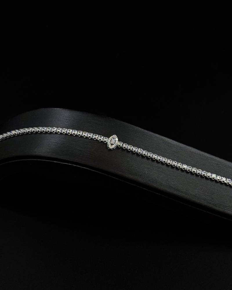 Elegant accessory set with a delicate center pendant