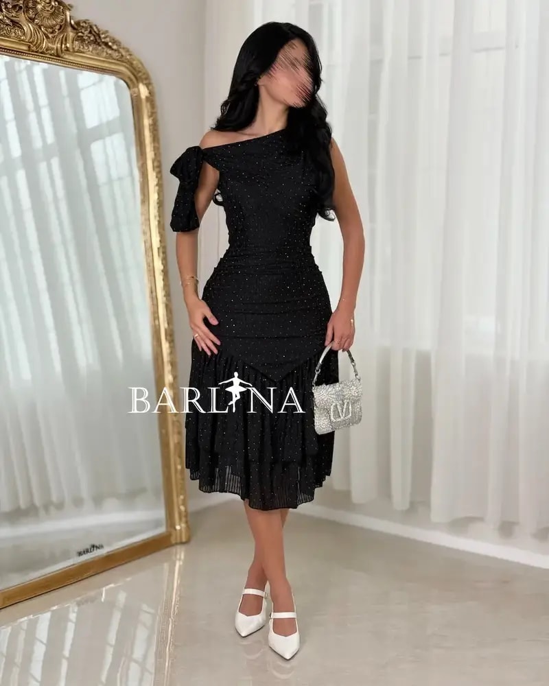 One-shoulder dress with a side knot on the shoulder