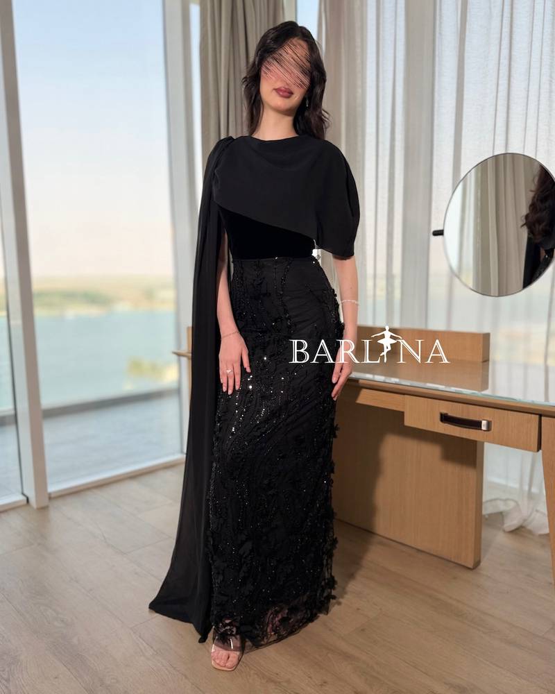 فستان أسود ملكي بكيب منسدل