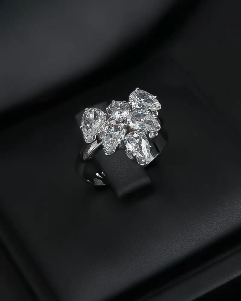 Accessory set with an intricate design and high-gloss finish