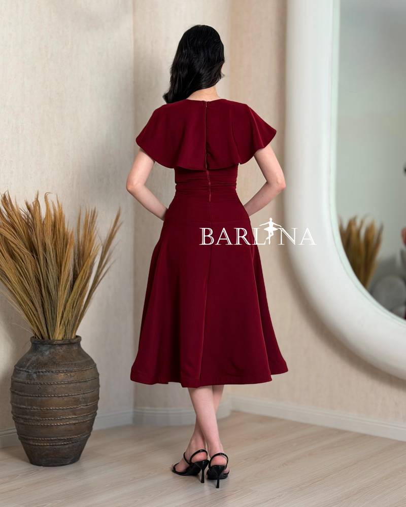 Elegant midi dress with a classic design