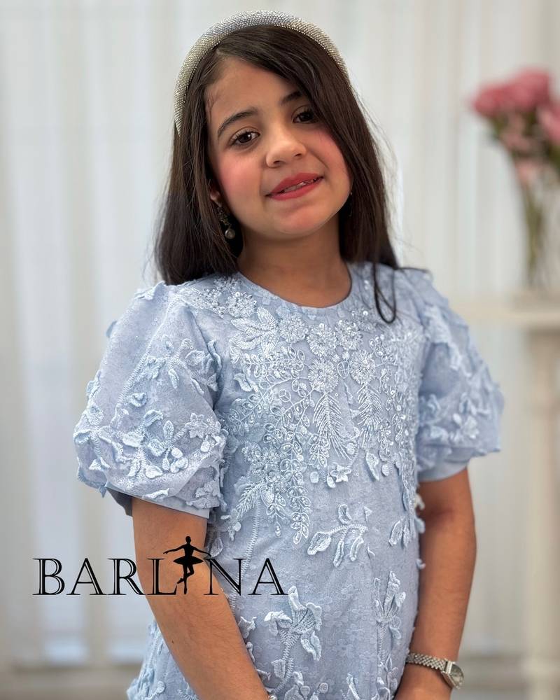 Girls' dress embroidered with floral patterns