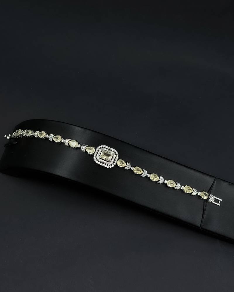 Multi-layered accessory set with yellow stones