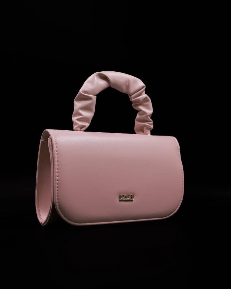 Stylish handbag with a crinkled top handle