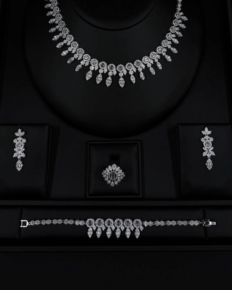 Royal accessory set studded with sparkling stones