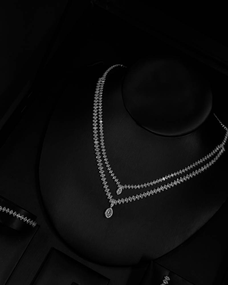 A soft and elegant two-layer accessory set