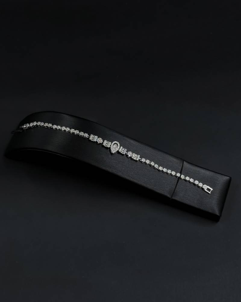 Accessory set with a delicate central pendant