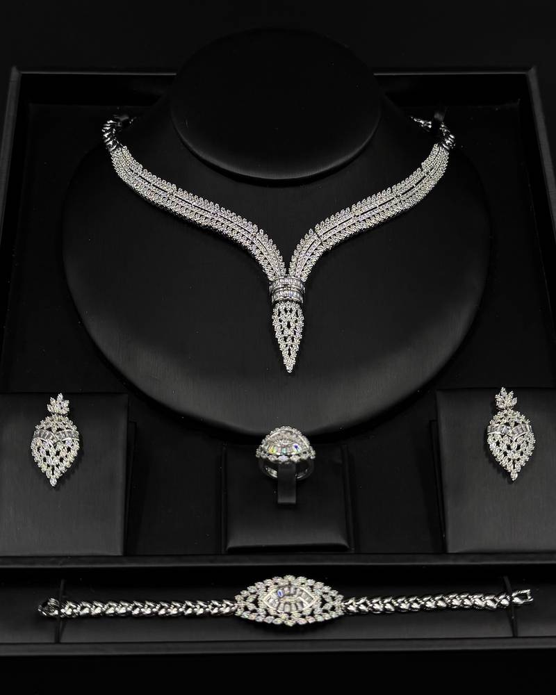 Accessory set with geometric details and graduated stones