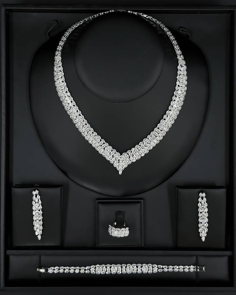 A classic accessory set with luxurious details