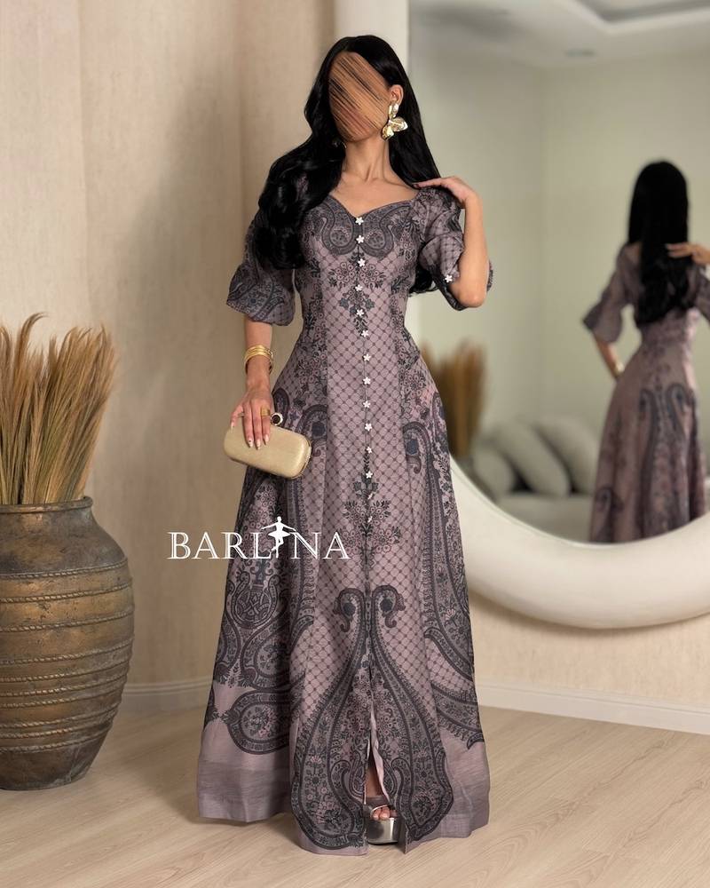 Long dress in a mauvegray color with a decorative pattern