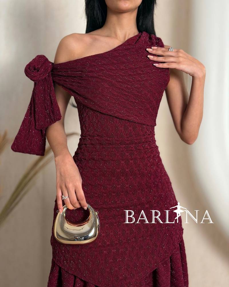 One-shoulder dress with a side knot on the shoulder