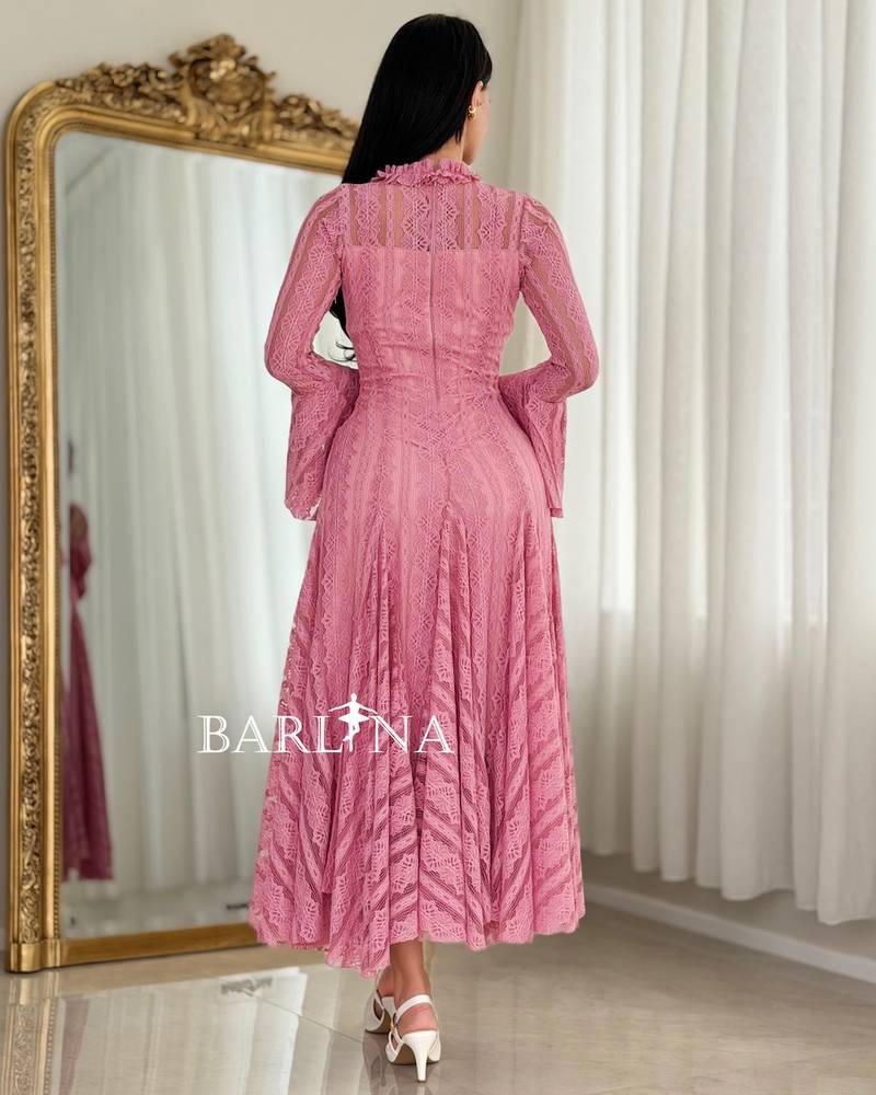 Feminine lace midi dress with a wide design