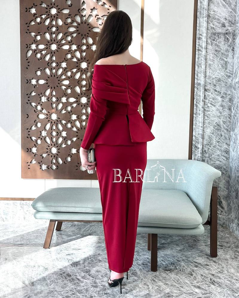 Red dress with a slim fit and one-shoulder design