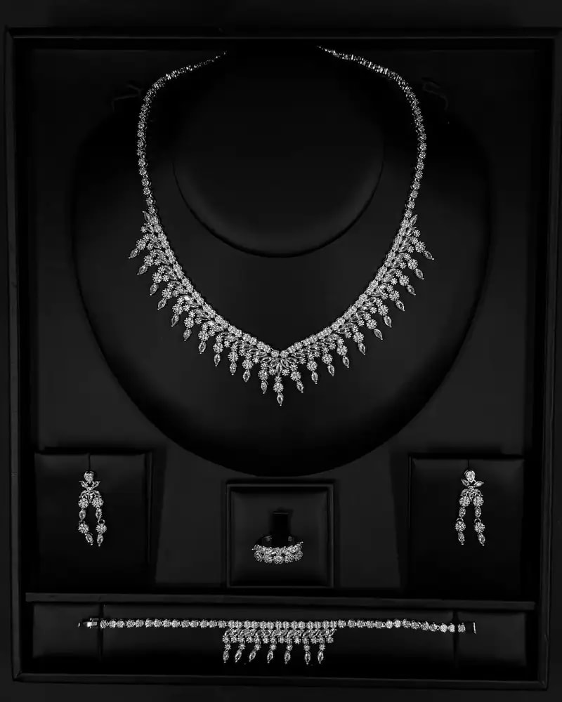 Luxury accessory set with a dangling leaf design