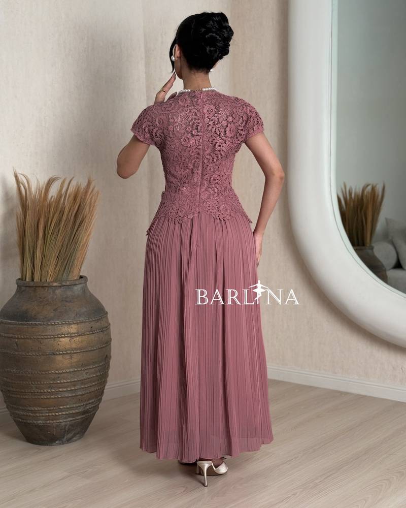Soft pleated lace dress with short sleeves