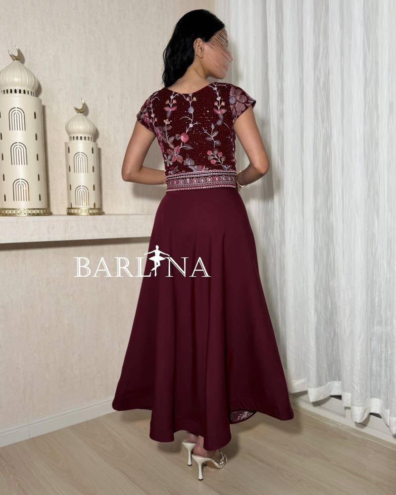 Burgundy set embroidered with a luxurious floral pattern