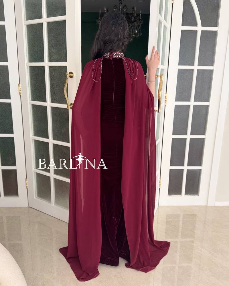 فستان خمري بياقة مزينة بسلاسل خرزية