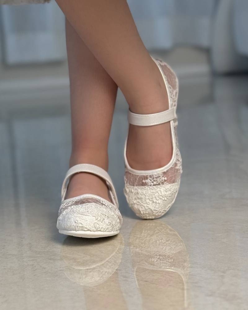 Girls' shoes with mesh embroidery and elegant shine