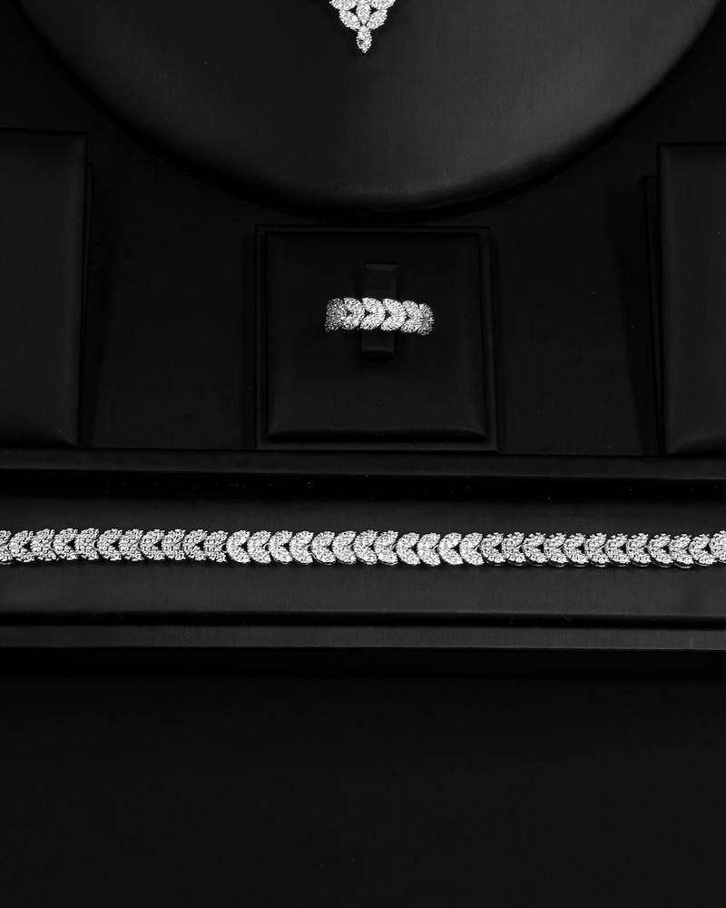 Elegant accessory set with a harmonious design