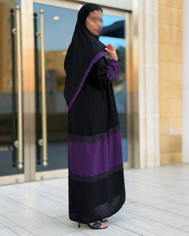 عباية سوداء بتداخل بنفسجي ولمسة دانتيل